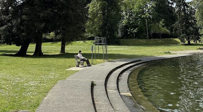 A headshot of Casey.